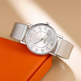Montre femme argentée avec bracelet maille milanaise et cadran cœurs scintillants