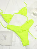 Bikini triangle plissé rose fuchsia vibrant sur fond blanc
