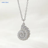 Collier doré avec pendentif étoile de mer sur mannequin