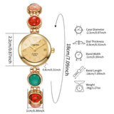 Gros plan sur le cadran doré de la montre femme élégante avec bracelet perles colorées