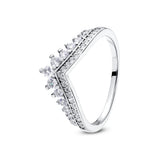 Bague en argent 925 avec un design de tresse ou de nœud, agrémenté de zircons lumineux