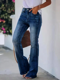 Jeans évasés en denim pour femmes, taille haute et effet amincissant.