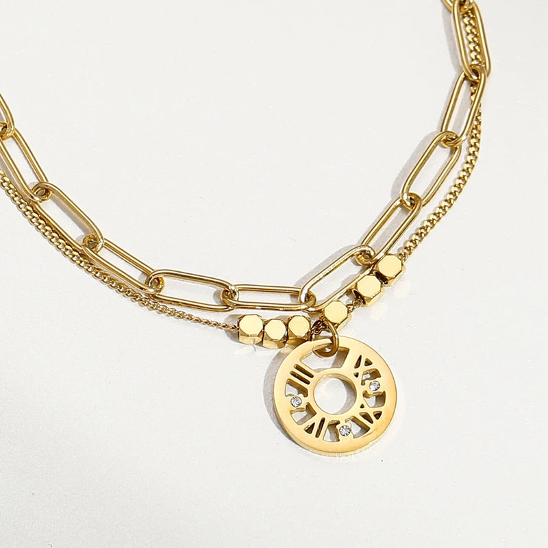 Bracelet multicouche doré en acier inoxydable pour femme.