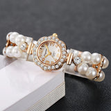 Montre femme bijoux perles et strass dorés sur fond blanc, montrant les détails du bracelet.