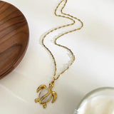 Collier doré avec pendentif coquillage et perle sur mannequin