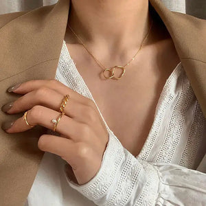 Collier ras du cou géométrique à double cercle