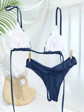 Maillot de bain bikini triangle plissé bleu marine sur mannequin