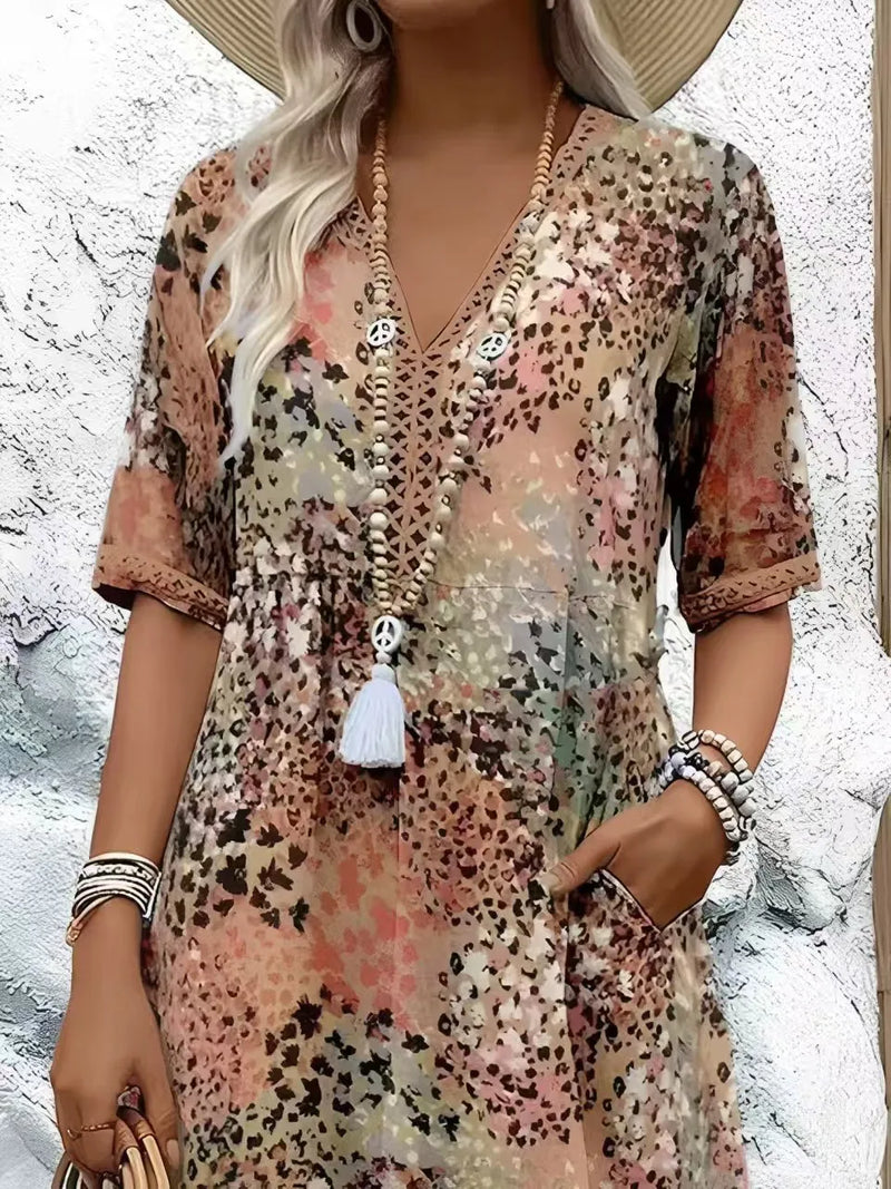 Robe d'été bohème avec imprimé floral, coupe ample et col V, vue de face