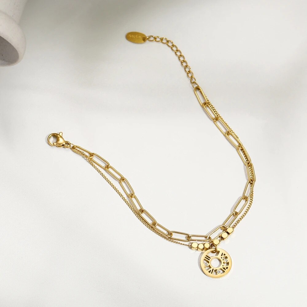 Bracelet multicouche doré en acier inoxydable pour femme.