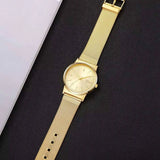 Vue d'ensemble de la montre dorée femme avec bracelet ajustable