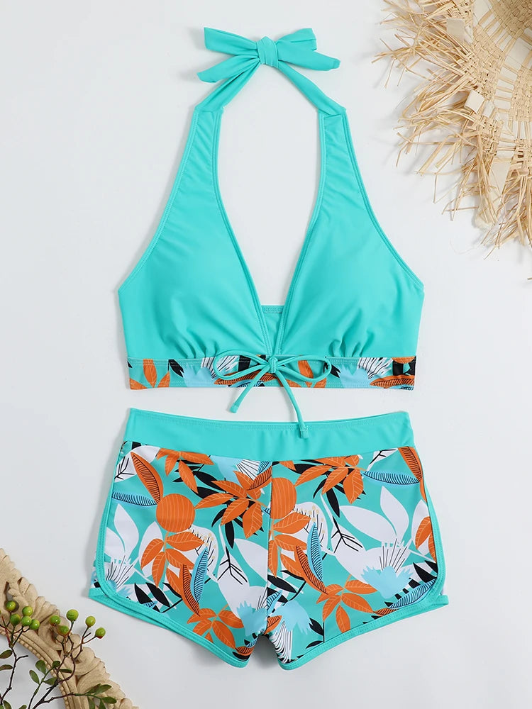 Ensemble bikini halter turquoise et short imprimé feuilles oranges et bleues