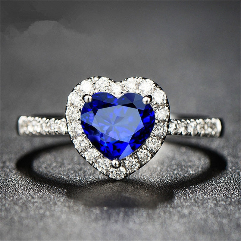 Anillo plateado engastado con piedra en forma de corazón.