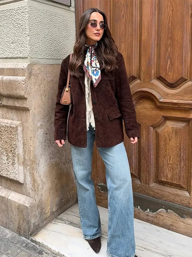 Elegante abrigo de ante con cuello de solapa y bolsillos