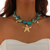 Collier bohème avec perles nacrées irrégulières et pendentif perle baroque, vue rapprochée