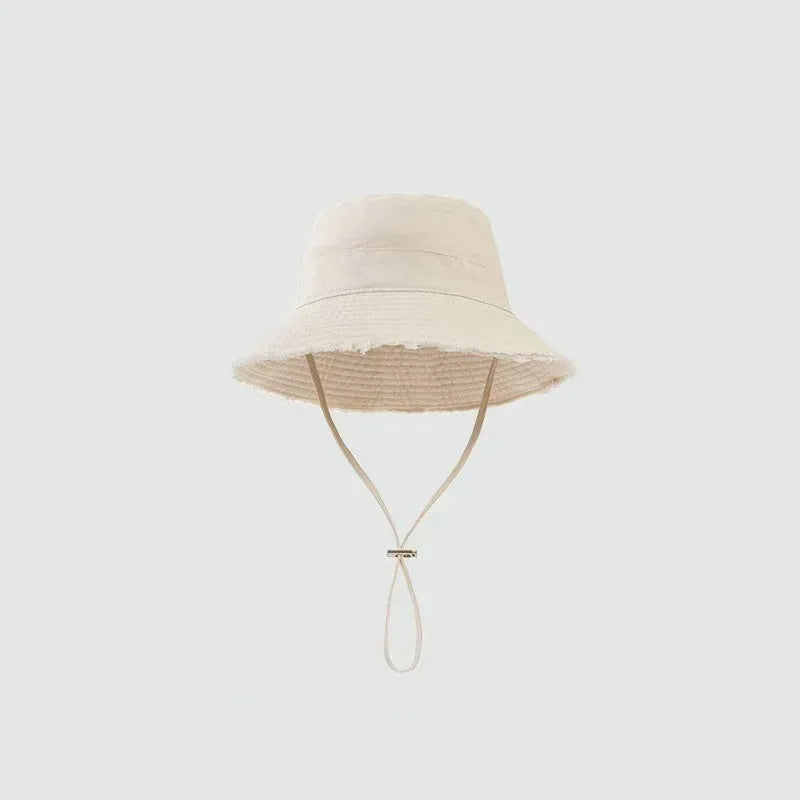 Chapeau bob femme beige effiloché avec cordon ajustable, vue de face