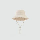 Chapeau bob femme beige effiloché avec cordon ajustable, vue de face