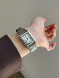 Montre femme carré rétro bracelet cuir noir, élégance discrète et moderne