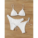 Bikini push up blanc 3 pièces, haut triangle et deux bas de maillot de bain, un taille basse et un avec liens à nouer, sur fond bois clair