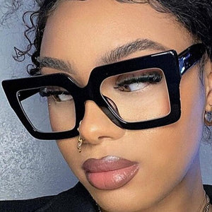 Lunettes à montures carrées surdimensionnées transparentes pour femmes.