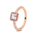 Bague en or rose avec un zircon rectangulaire central entouré de petits zircons, style raffiné