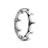 Gros plan d'une bague en argent 925 avec des zircons, montrant la finesse du sertissage