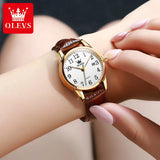 Montre OLEVS classique pour femme avec cadran blanc et bracelet en cuir marron portée au poignet