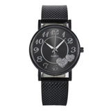 Montre femme élégante noire avec cœurs scintillants et bracelet maille milanaise