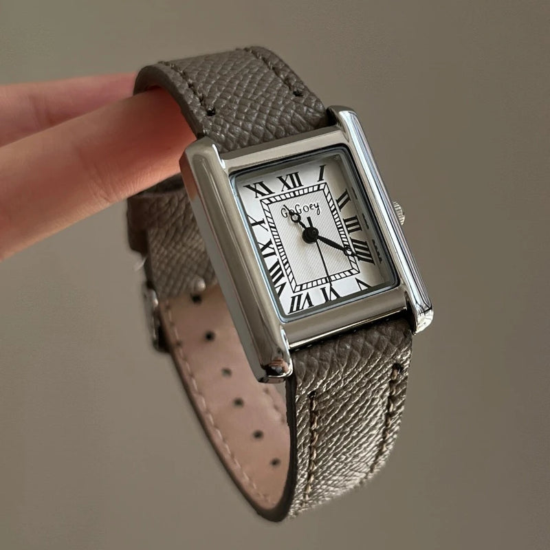 Montre rétro chic femme cadran carré bracelet cuir grainé gris blanc tenue décontractée