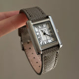Montre rétro chic femme cadran carré bracelet cuir grainé gris blanc tenue décontractée