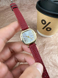 Montre femme Naidu bracelet rouge bordeaux, cadran doré, idéale pour un look sophistiqué