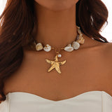 Collier bohème avec perles bleues et pendentif coquillage porté