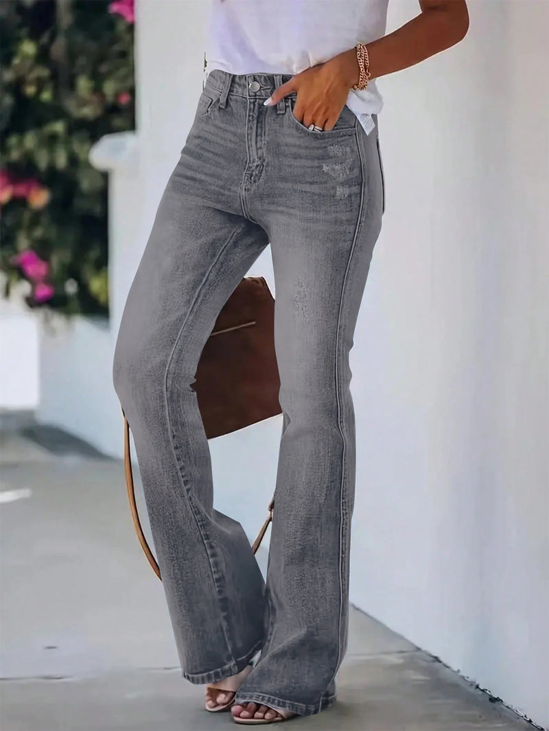 Jeans évasés en denim pour femmes, taille haute et effet amincissant.