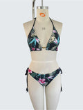 Femme posant en bikini floral noir au bord de la piscine