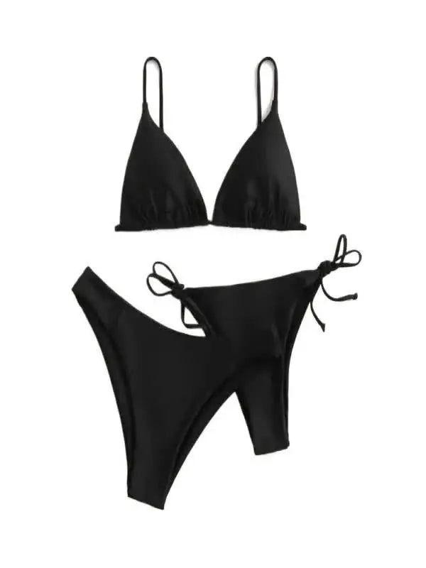 Bikini push up noir 3 pièces avec haut triangle et deux bas, un taille basse et un à nouer sur les côtés, sur fond blanc