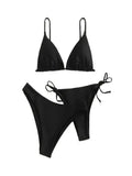 Bikini push up noir 3 pièces avec haut triangle et deux bas, un taille basse et un à nouer sur les côtés, sur fond blanc
