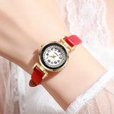 Vue latérale d'une montre femme bohème chic avec bracelet en cuir noir et boîtier doré