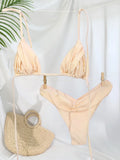 Femme élégante en bikini triangle plissé orange au bord de l'eau