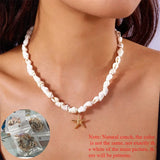 Collier ras-du-cou coquillages cauris blancs et perles dorées