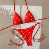 Maillot de bain rouge à pois blancs, modèle triangle avec perles