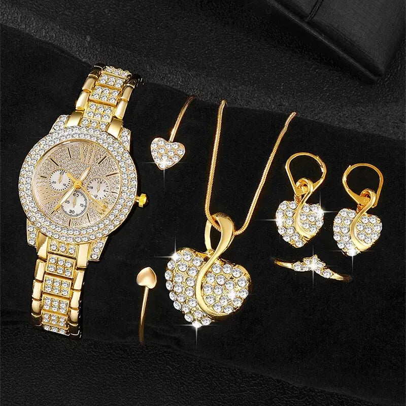 Set bijoux femme doré luxe avec montre, collier, boucles d'oreilles et bague cœurs scintillants sur fond noir