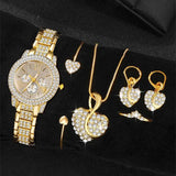 Set bijoux femme doré luxe avec montre, collier, boucles d'oreilles et bague cœurs scintillants sur fond noir