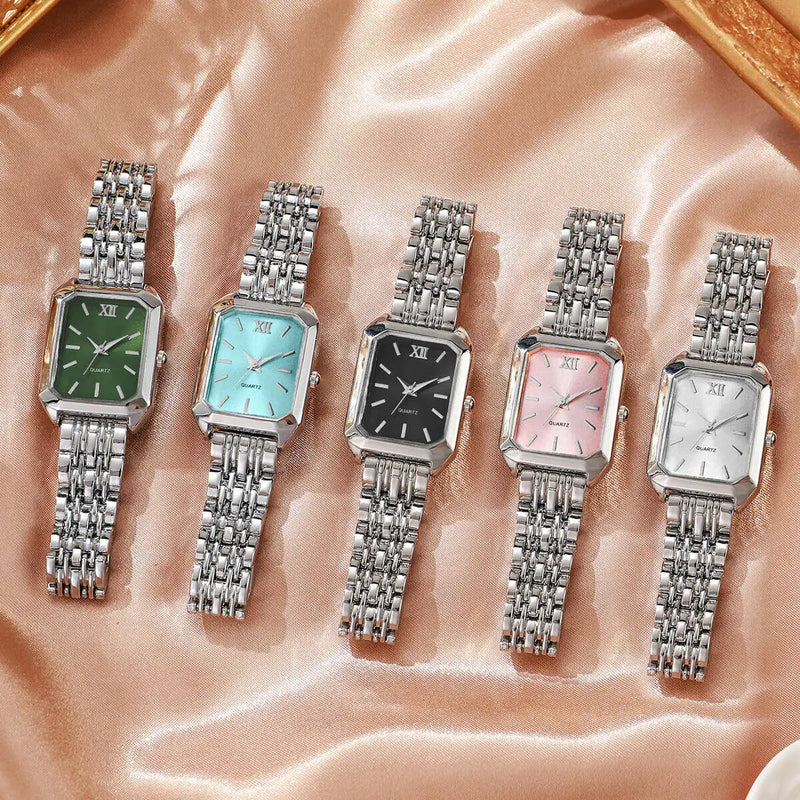 Montre rectangle dorée avec cadran vert Emakujitia, gros plan sur le cadran