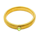 Bracelet jonc serpent plaqué or 18K porté sur un poignet féminin