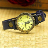 Montre vintage bohème en cuir bleu marine avec cadran vintage et rivets bronze