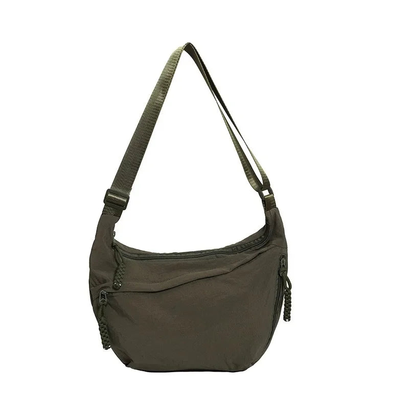 Sac bandoulière 'Dumpling' vert olive, vue de face sur fond blanc