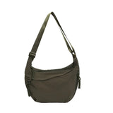 Sac bandoulière 'Dumpling' vert olive, vue de face sur fond blanc