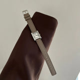 Montre femme cadran rouge bracelet cuir bordeaux, accessoire tendance et féminin