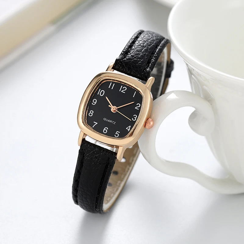 Montre femme élégante bracelet cuir noir cadran carré noir chiffres arabes dorés