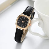 Montre femme élégante bracelet cuir noir cadran carré noir chiffres arabes dorés