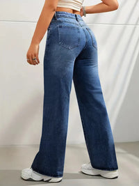 Jean tendance pour femmes, taille haute et coupe large, proposé à prix réduit.
